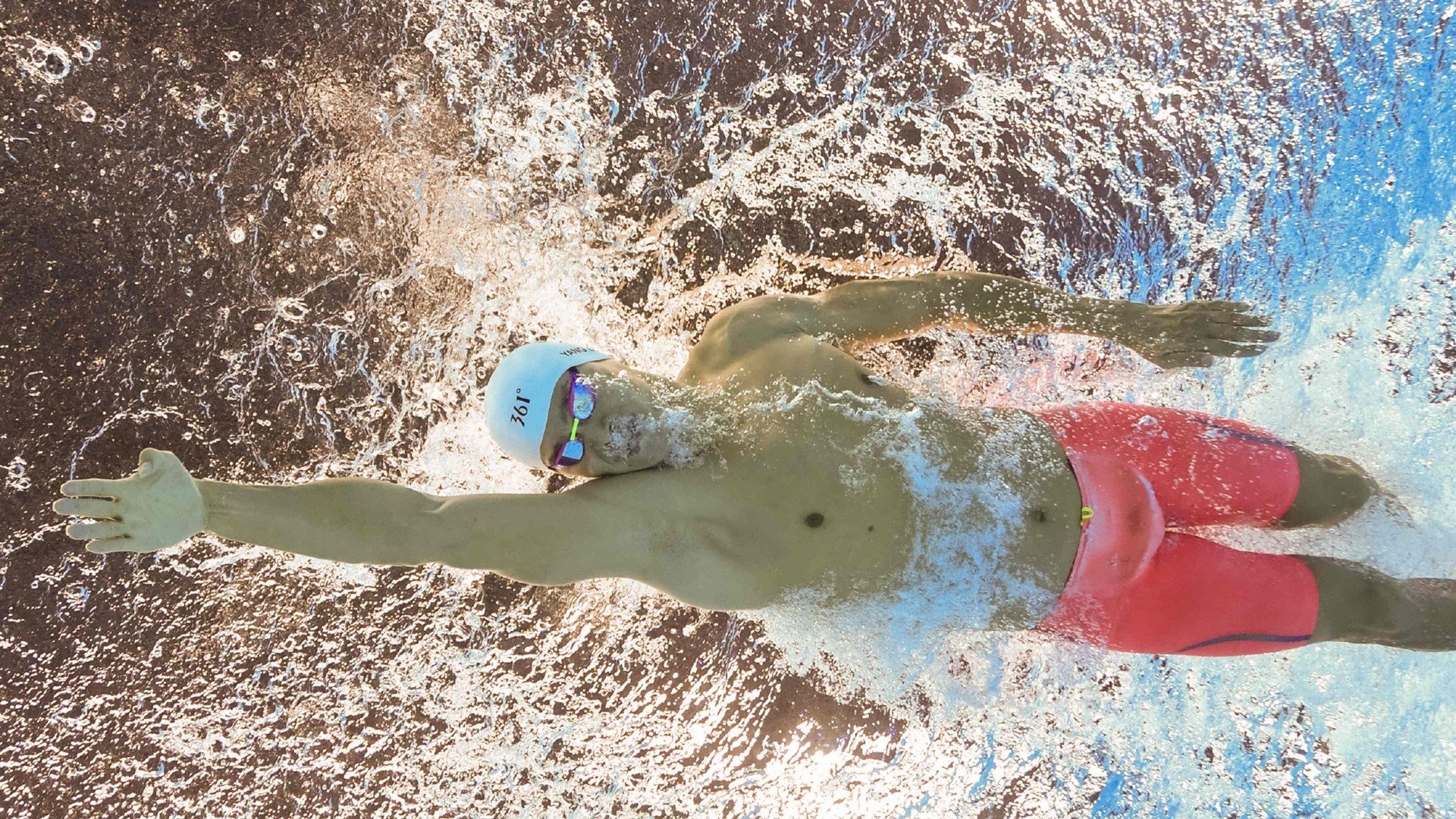 伊朗骑手阿里·巴赫蒂亚里在巴黎奥运会上与“Shahram”马匹共同夺得障碍赛银牌,展现默契配合。